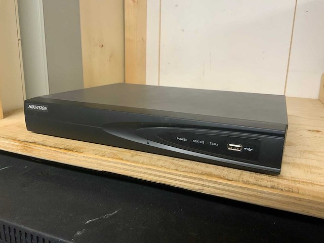 Hikvision / realink ds-7604ni-e1/4p/a 4-delige beveiligingscamera set met systeem recorder - afbeelding 1 van  6