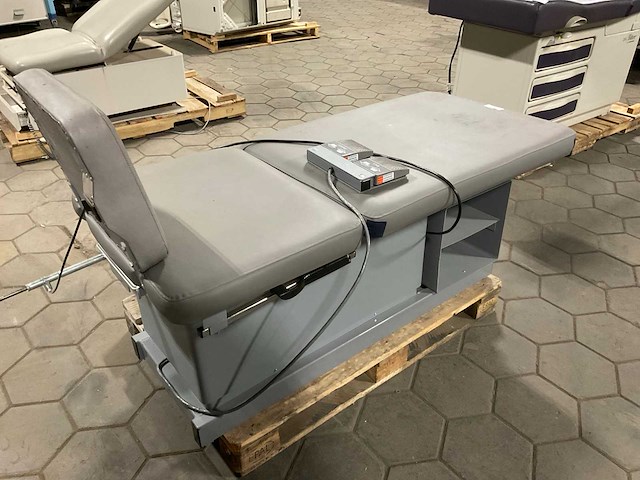 Hill adjustable examination table - afbeelding 1 van  8