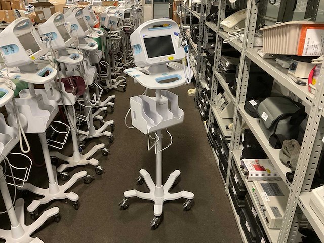 Hillrom vital signs 6000 series patiëntmonitor - afbeelding 1 van  4