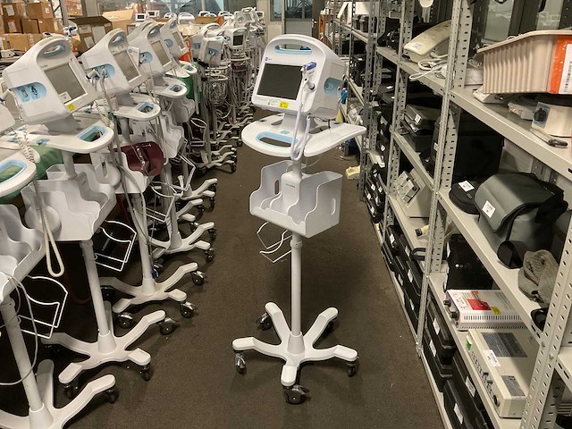 Hillrom vital signs 6000 series patiëntmonitor - afbeelding 2 van  4