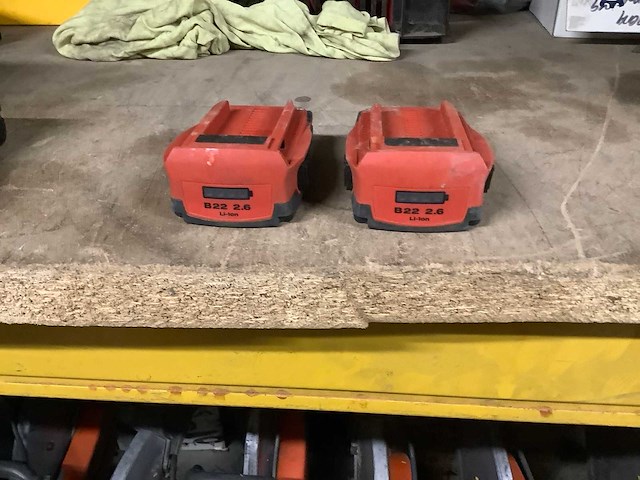 Hilt b22 accu's en laders (2x) - afbeelding 2 van  2