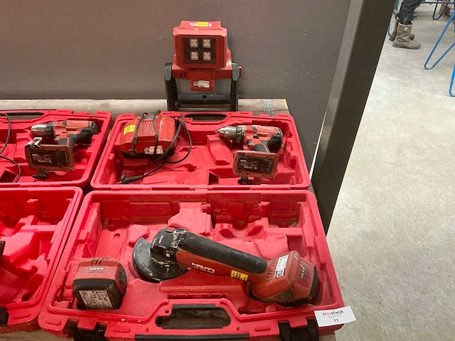 Hilti accu gereedschapset b.u.: haakse slijper, boormachine en bouwlamp in koffer - afbeelding 1 van  4