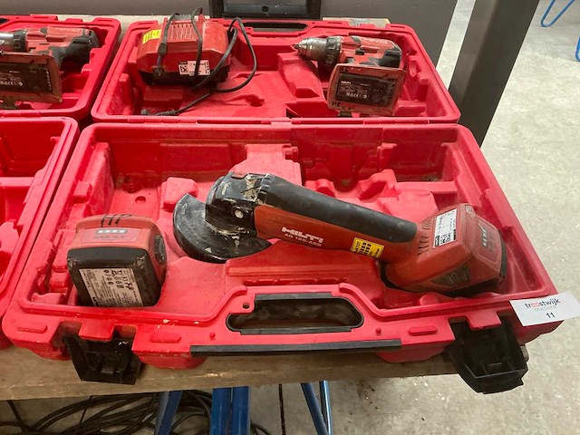 Hilti accu gereedschapset b.u.: haakse slijper, boormachine en bouwlamp in koffer - afbeelding 2 van  4