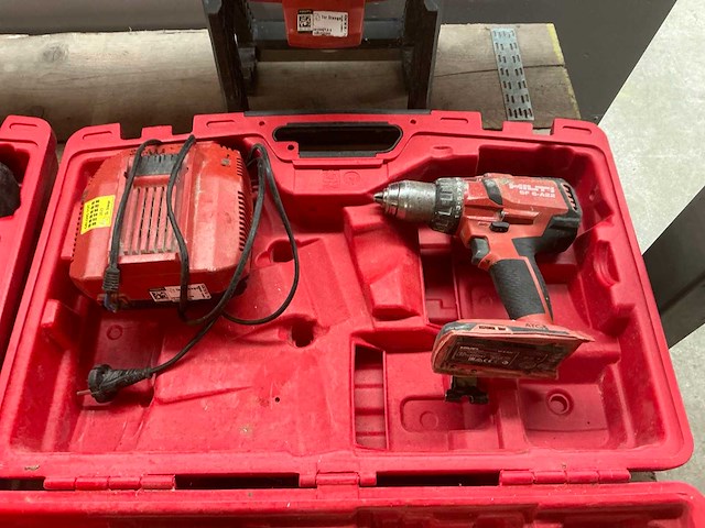 Hilti accu gereedschapset b.u.: haakse slijper, boormachine en bouwlamp in koffer - afbeelding 3 van  4