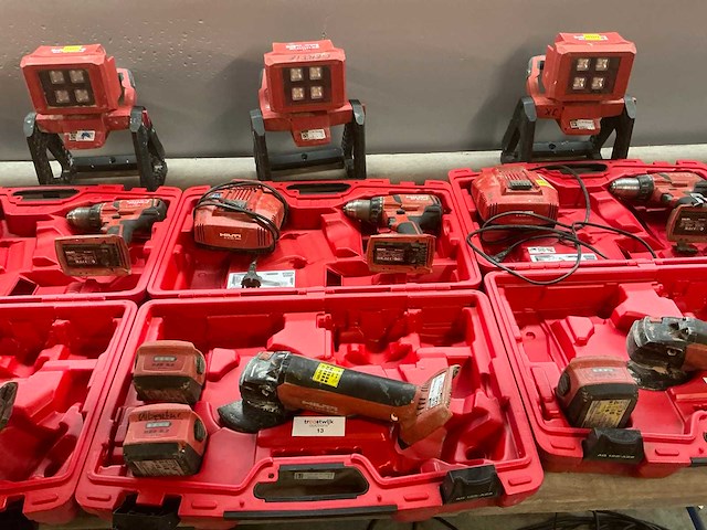 Hilti accu gereedschapset b.u.: haakse slijper, boormachine en bouwlamp in koffer - afbeelding 1 van  4