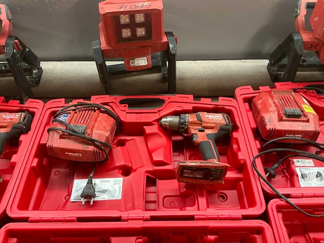 Hilti accu gereedschapset b.u.: haakse slijper, boormachine en bouwlamp in koffer - afbeelding 3 van  4