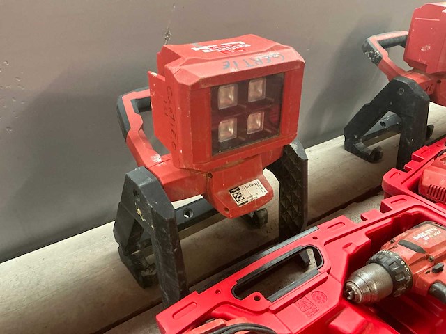 Hilti accu gereedschapset b.u.: haakse slijper, boormachine en bouwlamp in koffer - afbeelding 4 van  4