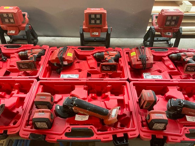 Hilti accu gereedschapset b.u.: haakse slijper, boormachine en bouwlamp in koffer - afbeelding 1 van  4