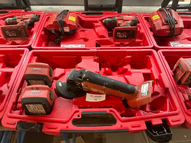 Hilti accu gereedschapset b.u.: haakse slijper, boormachine en bouwlamp in koffer - afbeelding 2 van  4
