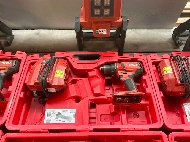 Hilti accu gereedschapset b.u.: haakse slijper, boormachine en bouwlamp in koffer - afbeelding 3 van  4