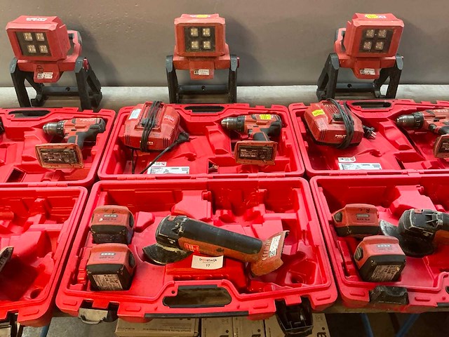Hilti accu gereedschapset b.u.: haakse slijper, boormachine en bouwlamp in koffer - afbeelding 1 van  4