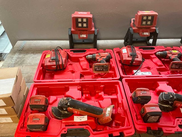 Hilti accu gereedschapset b.u.: haakse slijper, boormachine en bouwlamp in koffer - afbeelding 1 van  2
