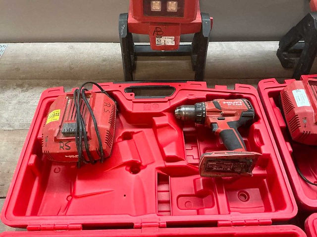 Hilti accu gereedschapset b.u.: haakse slijper, boormachine en bouwlamp in koffer - afbeelding 2 van  2