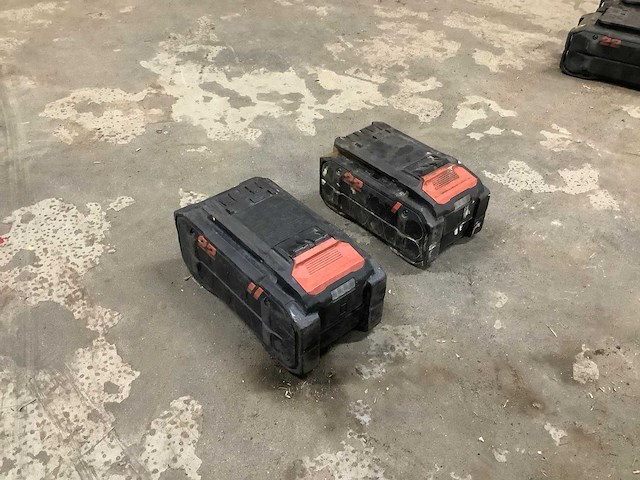 Hilti accu's en laders (2x) - afbeelding 1 van  2