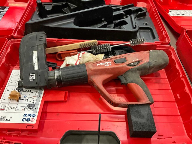 Hilti dx 5 / hdm 500 kruitschiethamer en handmatige kitspuit - afbeelding 1 van  6