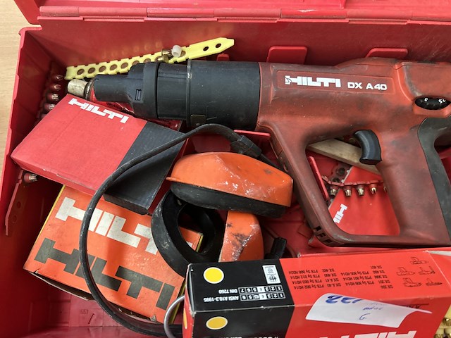Hilti gereedschap met toebehoren in koffer - afbeelding 3 van  7