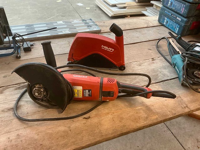 Hilti haakse slijpmachine met afzuiging - afbeelding 1 van  5
