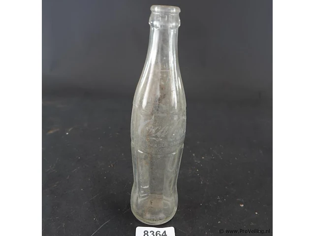 Historische coca-cola glazen fles met het iconische geribbelde 'hobbleskirt'-ontwerp, die sterk lijkt op de doorzichtige coca-cola flessen die tijdens de tweede wereldoorlog door amerikaanse soldaten werden gebruikt - afbeelding 1 van  6