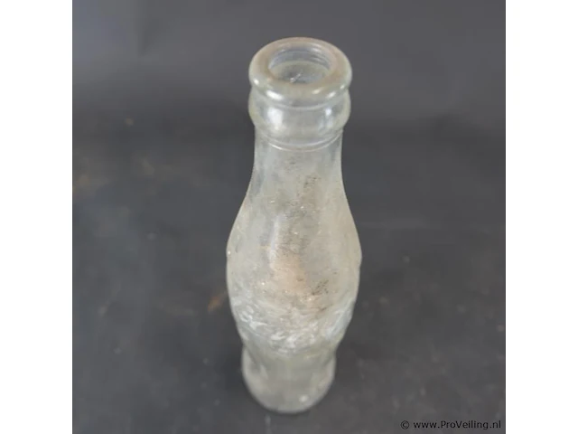 Historische coca-cola glazen fles met het iconische geribbelde 'hobbleskirt'-ontwerp, die sterk lijkt op de doorzichtige coca-cola flessen die tijdens de tweede wereldoorlog door amerikaanse soldaten werden gebruikt - afbeelding 5 van  6