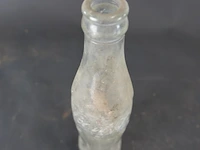 Historische coca-cola glazen fles met het iconische geribbelde 'hobbleskirt'-ontwerp, die sterk lijkt op de doorzichtige coca-cola flessen die tijdens de tweede wereldoorlog door amerikaanse soldaten werden gebruikt - afbeelding 5 van  6