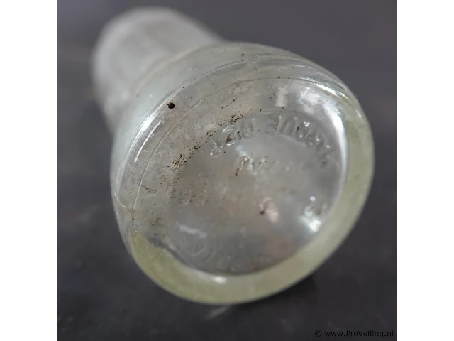 Historische coca-cola glazen fles met het iconische geribbelde 'hobbleskirt'-ontwerp, die sterk lijkt op de doorzichtige coca-cola flessen die tijdens de tweede wereldoorlog door amerikaanse soldaten werden gebruikt - afbeelding 6 van  6