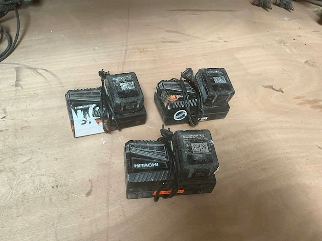 Hitachi accu en lader accu's en laders (3x) - afbeelding 1 van  3