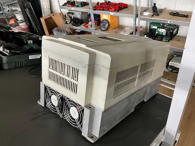 Hitachi j300 igbt 22 kw frequentieregelaar - afbeelding 3 van  6