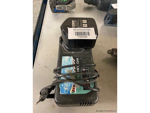 Hitachi lader + accu 12v 2,0 amp ( niet getest) - afbeelding 1 van  1