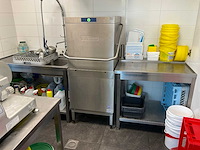 Hobart amxs-10 korvenvaatwasmachine met aan- en afvoertafel