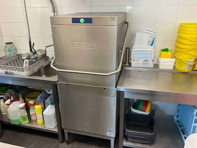 Hobart amxs-10 korvenvaatwasmachine met aan- en afvoertafel - afbeelding 1 van  5