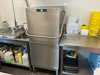 Hobart amxs-10 korvenvaatwasmachine met aan- en afvoertafel - afbeelding 1 van  5