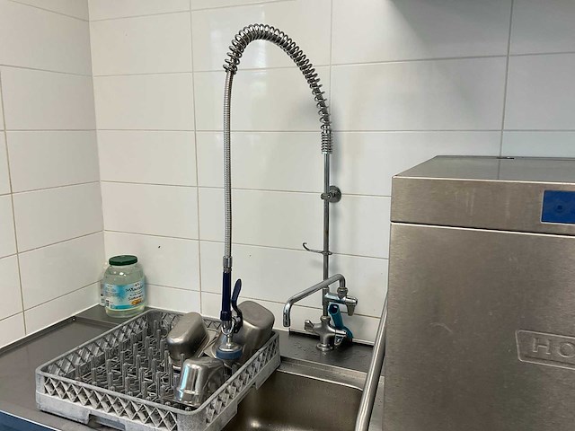 Hobart amxs-10 korvenvaatwasmachine met aan- en afvoertafel - afbeelding 4 van  5