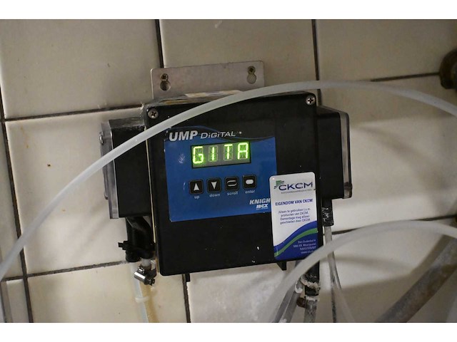Hobart doorschuif korvenvaatwasmachine met rvs aanvoer (spoel)tafel en rvs afvoertafel - afbeelding 2 van  10