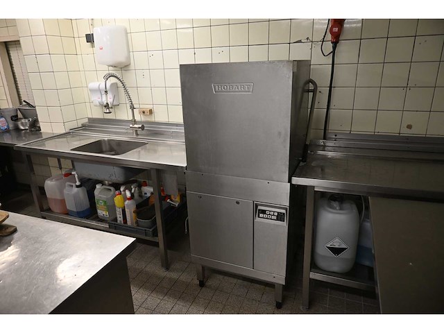 Hobart doorschuif korvenvaatwasmachine met rvs aanvoer (spoel)tafel en rvs afvoertafel - afbeelding 1 van  10