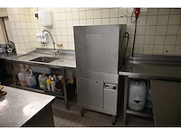 Hobart doorschuif korvenvaatwasmachine met rvs aanvoer (spoel)tafel en rvs afvoertafel