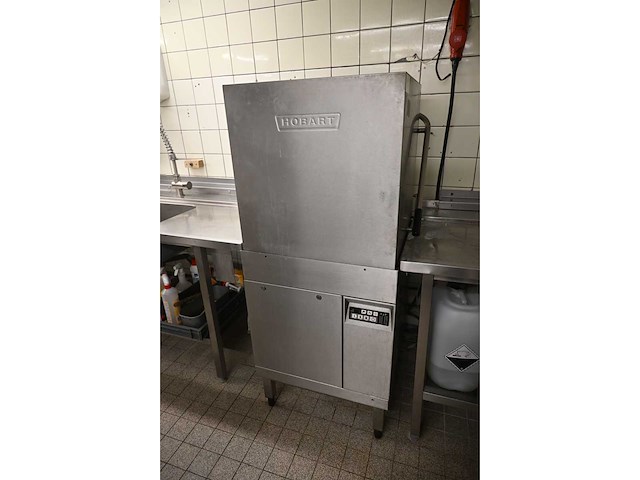 Hobart doorschuif korvenvaatwasmachine met rvs aanvoer (spoel)tafel en rvs afvoertafel - afbeelding 3 van  10
