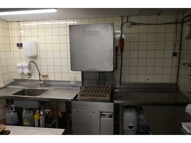 Hobart doorschuif korvenvaatwasmachine met rvs aanvoer (spoel)tafel en rvs afvoertafel - afbeelding 5 van  10