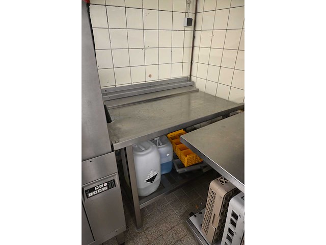 Hobart doorschuif korvenvaatwasmachine met rvs aanvoer (spoel)tafel en rvs afvoertafel - afbeelding 8 van  10