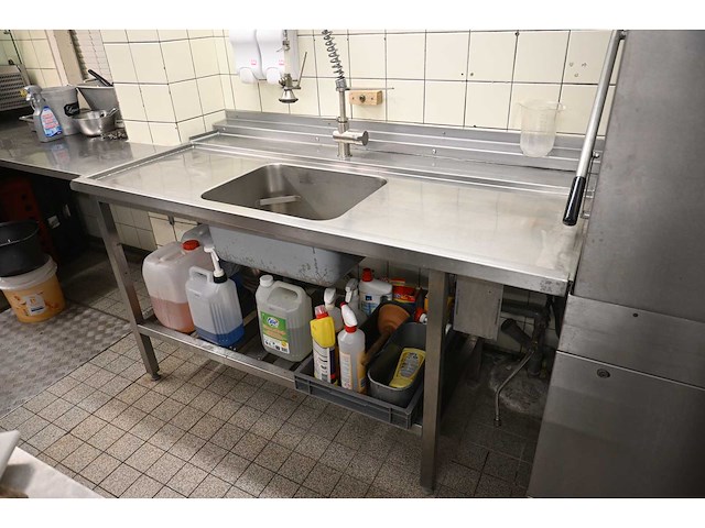 Hobart doorschuif korvenvaatwasmachine met rvs aanvoer (spoel)tafel en rvs afvoertafel - afbeelding 9 van  10