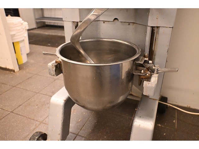 Hobart ncm40 planeetmenger inclusief 2 bekken en 7 meng accessoires - afbeelding 9 van  11