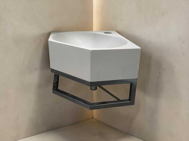 Hoek fontein grijs met zwarte handdoekhouder 27x27x20 cm - afbeelding 1 van  10