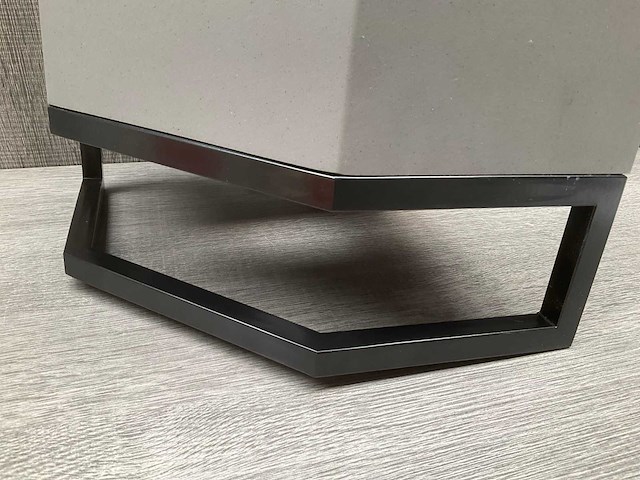 Hoek fontein grijs met zwarte handdoekhouder 27x27x20 cm - afbeelding 7 van  10