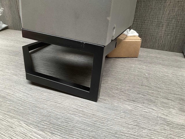Hoek fontein grijs met zwarte handdoekhouder 27x27x20 cm - afbeelding 8 van  10