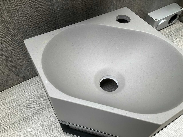Hoek fontein grijs met zwarte handdoekhouder 27x27x20 cm - afbeelding 10 van  10