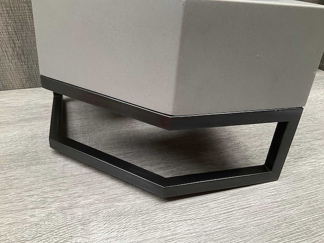 Hoek fontein grijs met zwarte handdoekhouder 27x27x20 cm - afbeelding 2 van  10