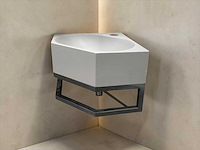Hoek fontein grijs met zwarte handdoekhouder 27x27x20 cm - afbeelding 1 van  10