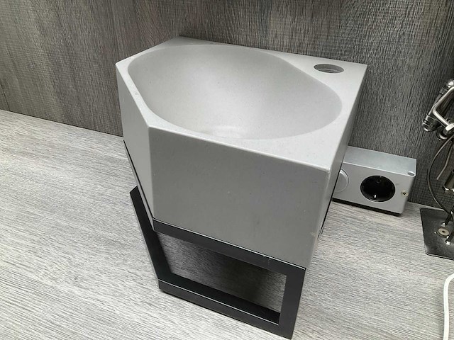Hoek fontein grijs met zwarte handdoekhouder 27x27x20 cm - afbeelding 3 van  10