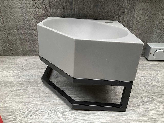 Hoek fontein grijs met zwarte handdoekhouder 27x27x20 cm - afbeelding 4 van  10