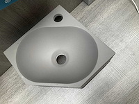 Hoek fontein grijs met zwarte handdoekhouder 27x27x20 cm - afbeelding 6 van  10