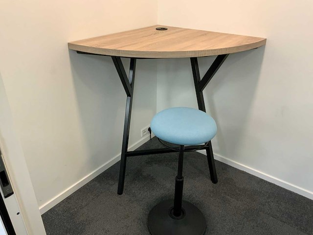 Hoek werkplek met ergonomische mymobilis werkkruk - afbeelding 1 van  5